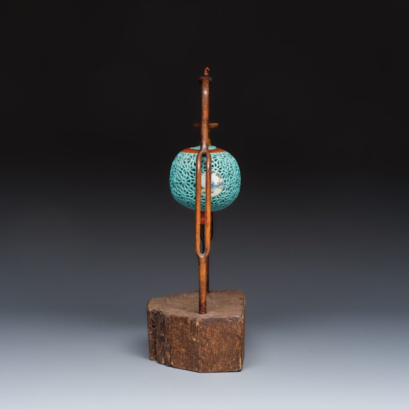 A Chinese famille rose turquoise-ground reticulated incense ball and cover, and a wooden stand - 图2