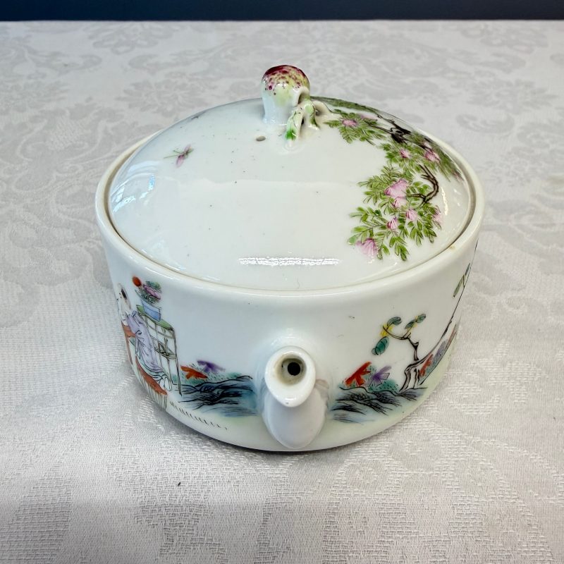 A Chinese famille rose 'Elegant Ladies and Playing Boys' teapot - 图9