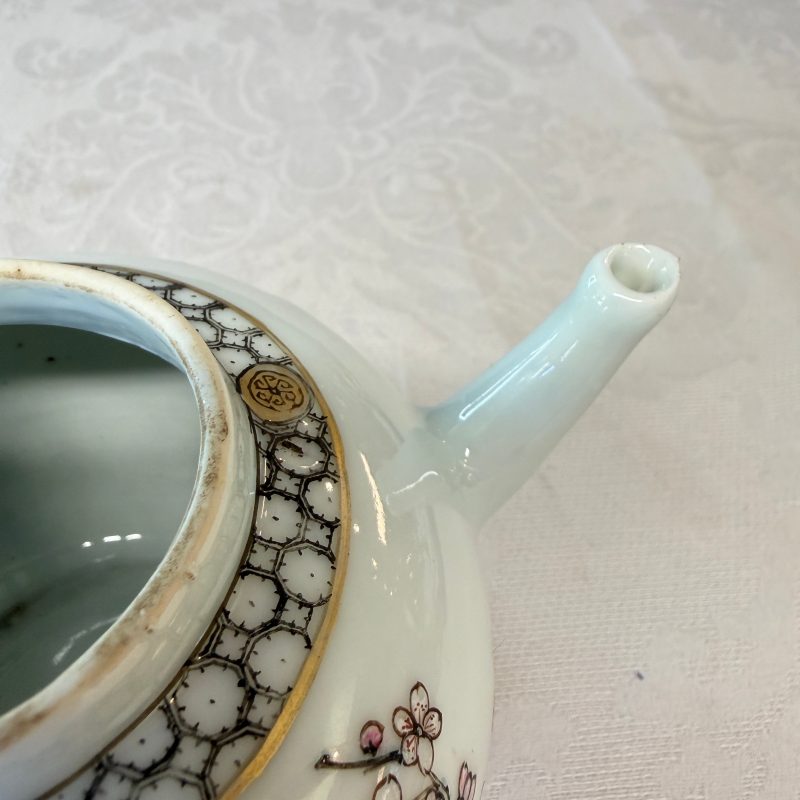 A Chinese famille rose 'Pheasant among Flowering Branches' teapot and cover with relief design - 图14