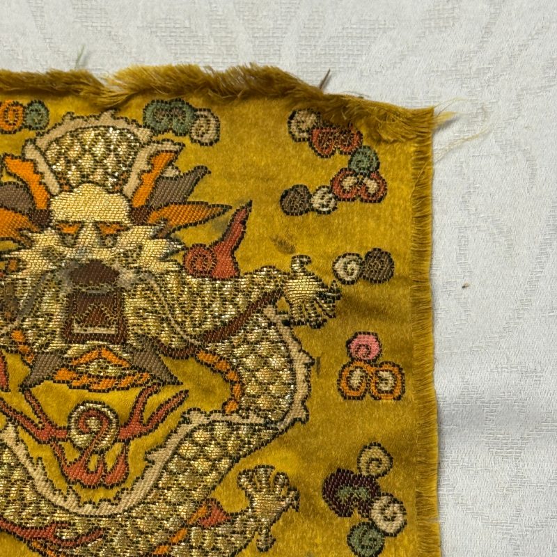 A small Chinese gold-thread brocade 'Dragon' panel - 图7
