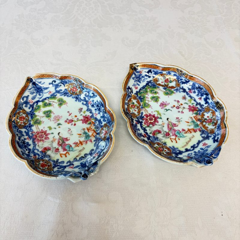 A pair of Chinese famille rose leaf-shaped saucers with figural design - 图3