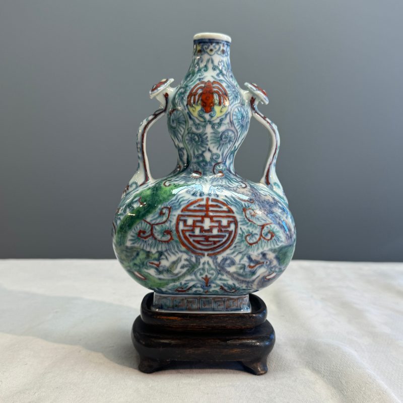 A Chinese doucai double-gourd vase with dragons and ruyi handles - 图8