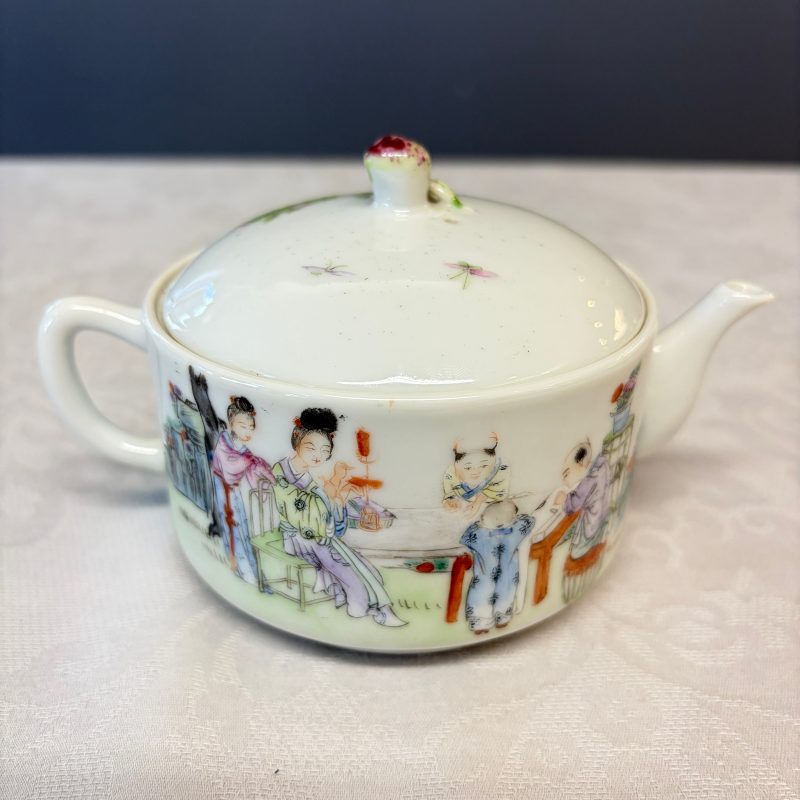 A Chinese famille rose 'Elegant Ladies and Playing Boys' teapot - 图8