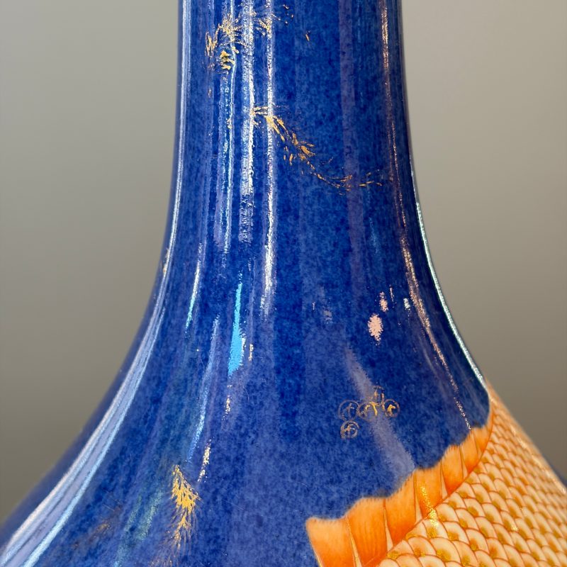 A Chinese gilt-heightened powder-blue-ground iron-red decorated 'Carps' vase - 图13