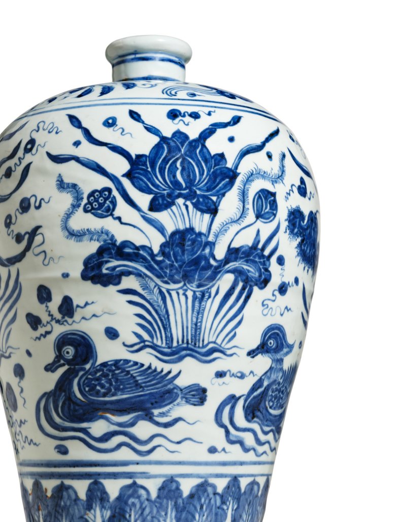 A blue and white 'lotus pond' vase, meiping, Ming dynasty, 15th century | 明十五世紀　青花蓮池水禽圖梅瓶 - 图2