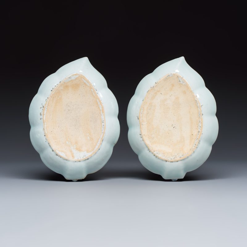 A pair of Chinese famille rose leaf-shaped saucers with figural design - 图2