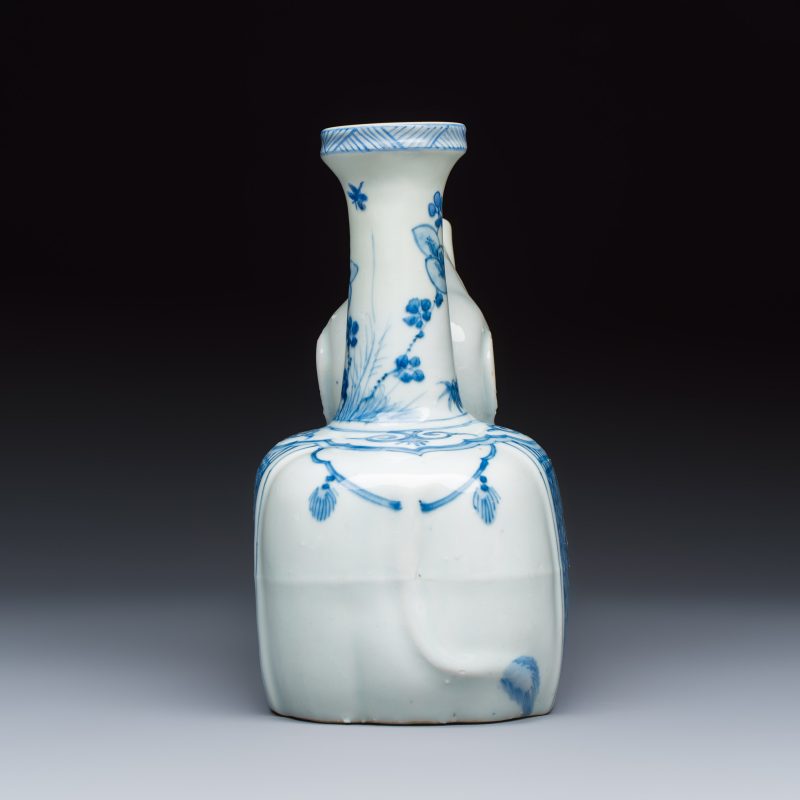 A Chinese blue and white 'Elephant' kendi - 图3