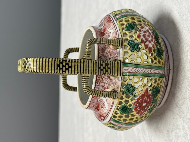 A rare Chinese verte biscuit reticulated basket - 图11