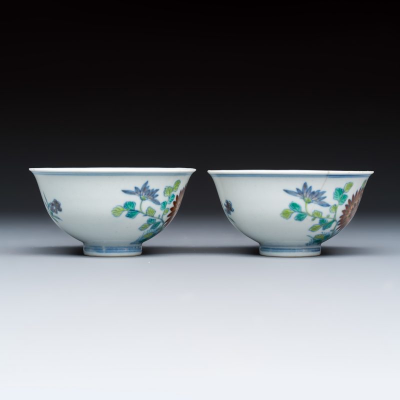 A pair of Chinese doucai bowls with floral design - 图5