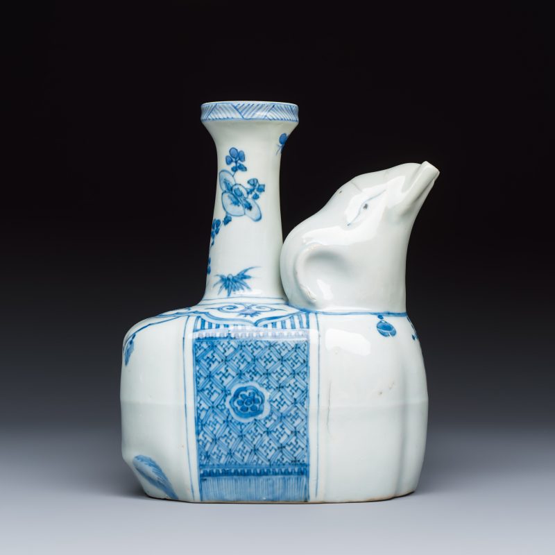 A Chinese blue and white 'Elephant' kendi - 图4