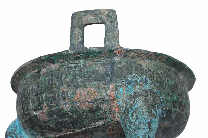 An archaic inscribed bronze footed ritual tripod cauldron, Ding - 图10