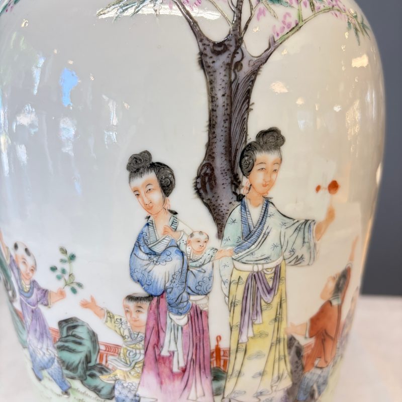 A Chinese famille rose 'Elegant ladies with playing boys' vase - 图10
