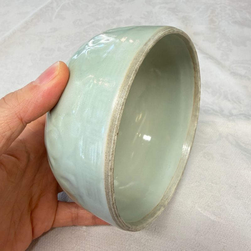 A Chinese celadon-glazed covered vase with floral relief design - 图22