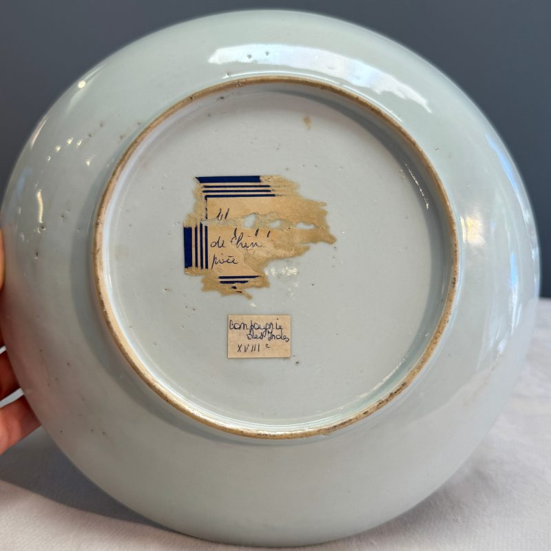 A Chinese famille rose armorial dish with the arms of Goos de Ghyseghem, Vecquemans and Golbeau for the Belgian market - 图11