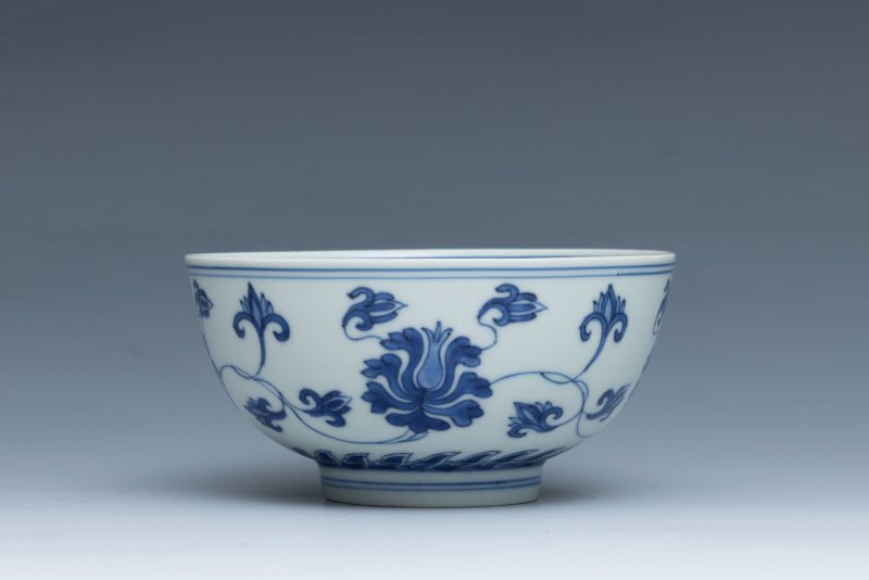 A pair of blue and white 'lotus scroll' bowls, Kangxi mark and of the period (1662-1722) - 图6