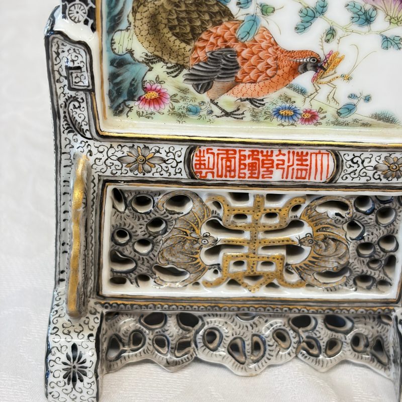 A fine Chinese gilt-grisaille and famille rose table screen - 图14