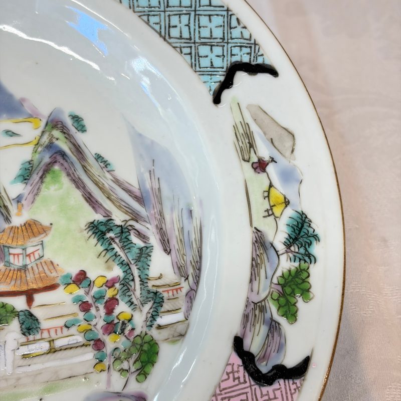 A collection of 13 Chinese famille rose 'Landscape' plates and dishes - 图73