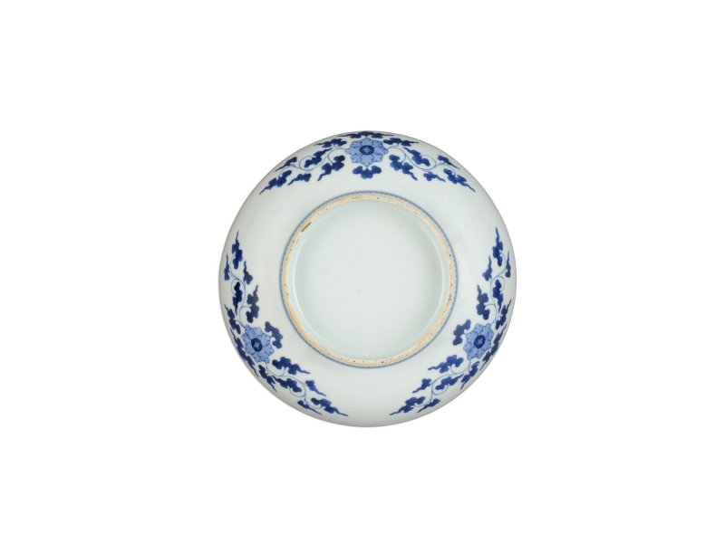 A porcelain dish, Nabeshima ware, Hizen, Edo period, late 17th – early 18th century | 青磁染付紫陽花文皿　肥前　鍋島藩窯　江戸時代中期　17世紀後半～18世紀前半 - 图3