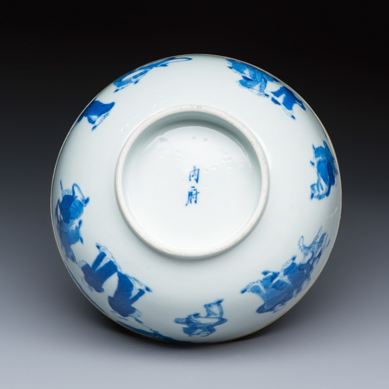 A Chinese blue and white 'Bleu de Hue' bowl with eighteen luohan - 图6