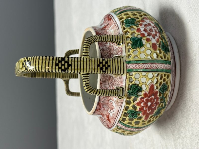 A rare Chinese verte biscuit reticulated basket - 图10