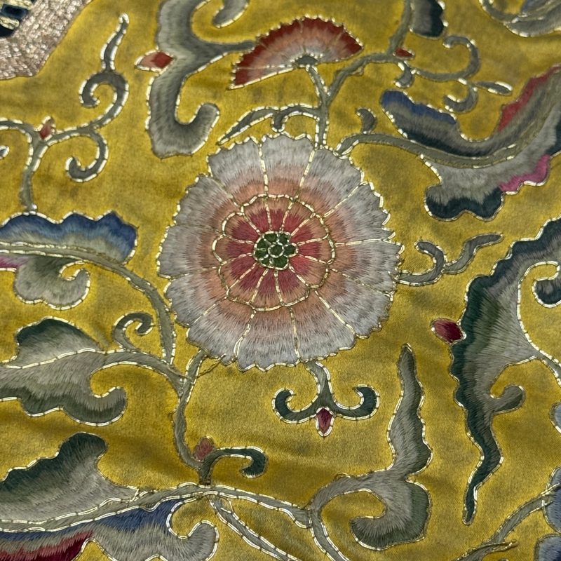 萬壽 | A Chinese yellow-ground silk and gold-thread embroidered 'Wan Shou 萬壽' panel - 图15