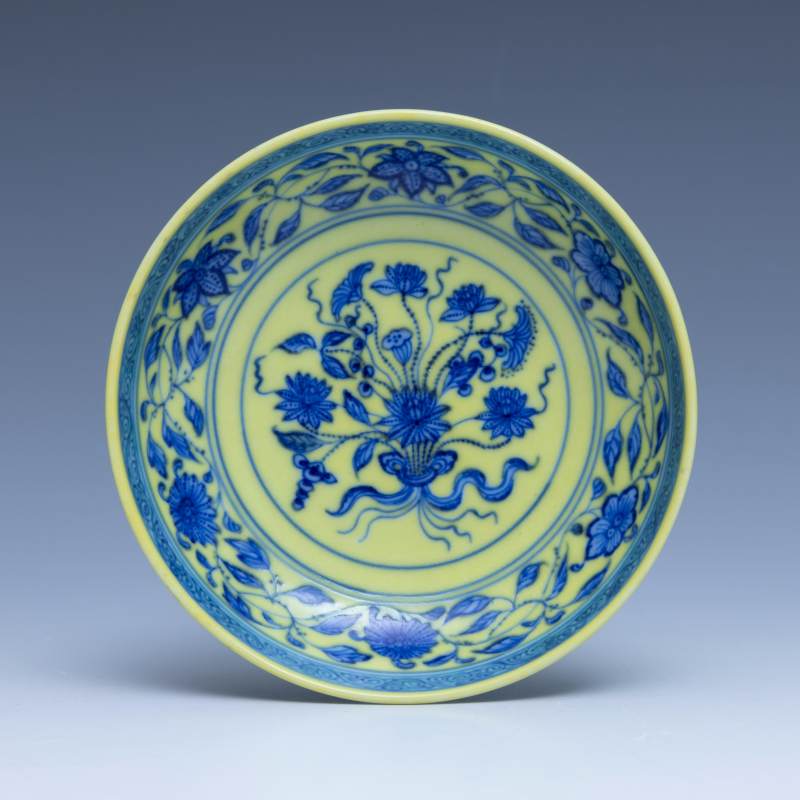 A pair of Ming-style yellow-ground blue and white saucers, Qianlong mark and of the period (1736-1795) - 图5