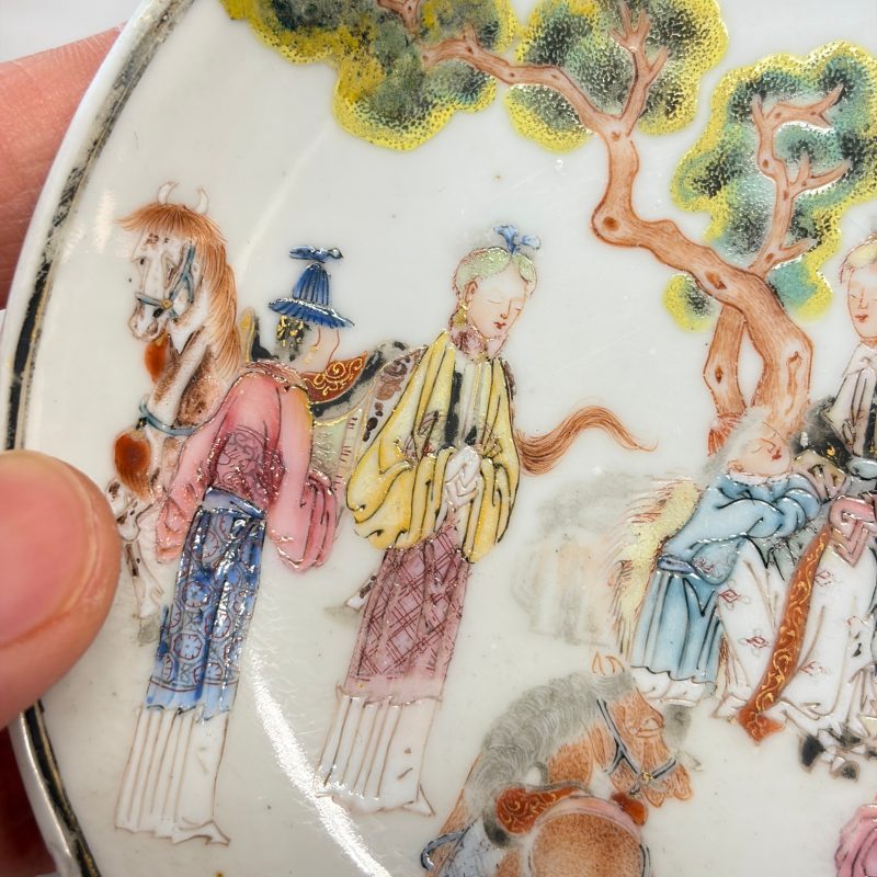 A fine Chinese famille rose cup and saucer with narrative design - 图16
