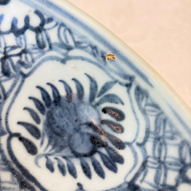 A Chinese blue and white dish with floral design - 图4