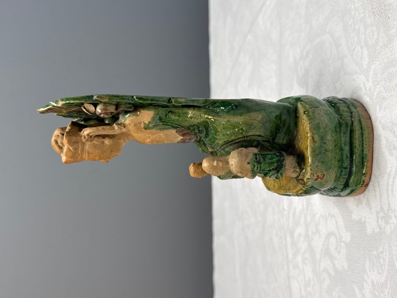 A Chinese sancai-glazed stoneware group of Guanyin and two attendants - 图9