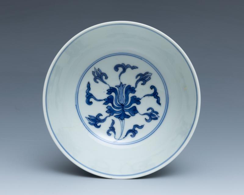 A pair of blue and white 'lotus scroll' bowls, Kangxi mark and of the period (1662-1722) - 图7