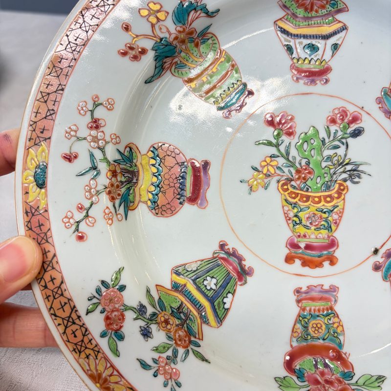 Two Chinese famille rose plates and a pair of Dutch-decorated plates - 图12