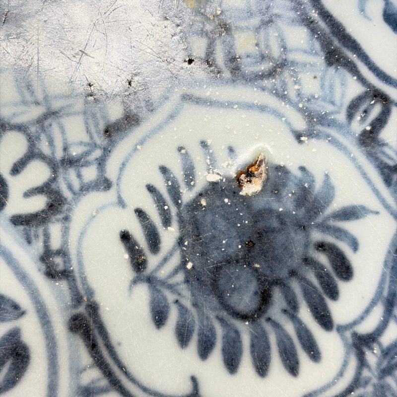 A Chinese blue and white dish with floral design - 图5