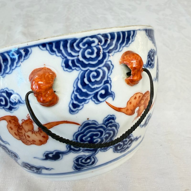 洪福齊天 | A pair of Chinese blue, white and iron-red 'Hong Fu Qi Tian 洪福齊天' warming bowls and covers - 图24