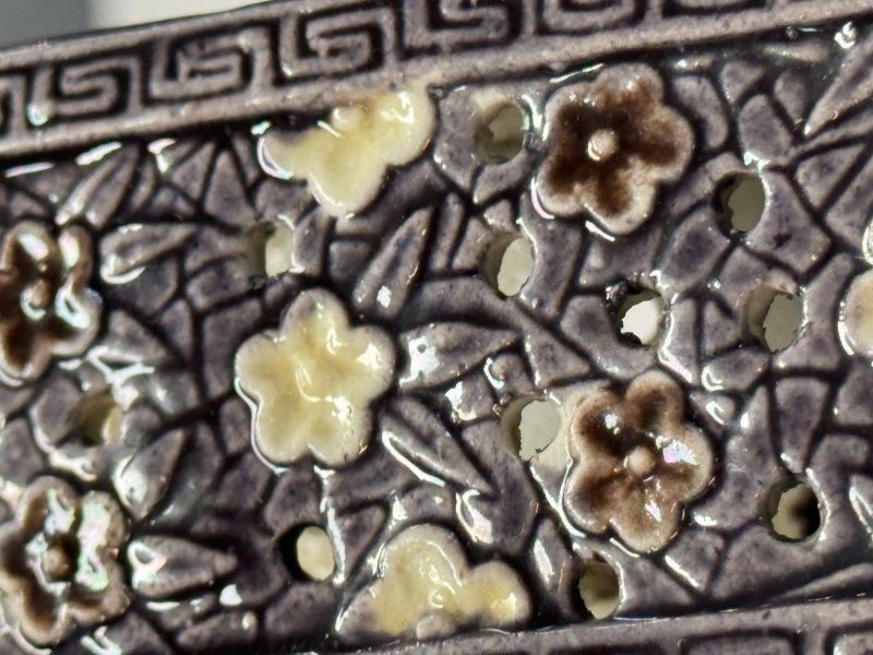 A pair of Chinese aubergine-glazed openworked square brush pots on later wooden stands - 图34
