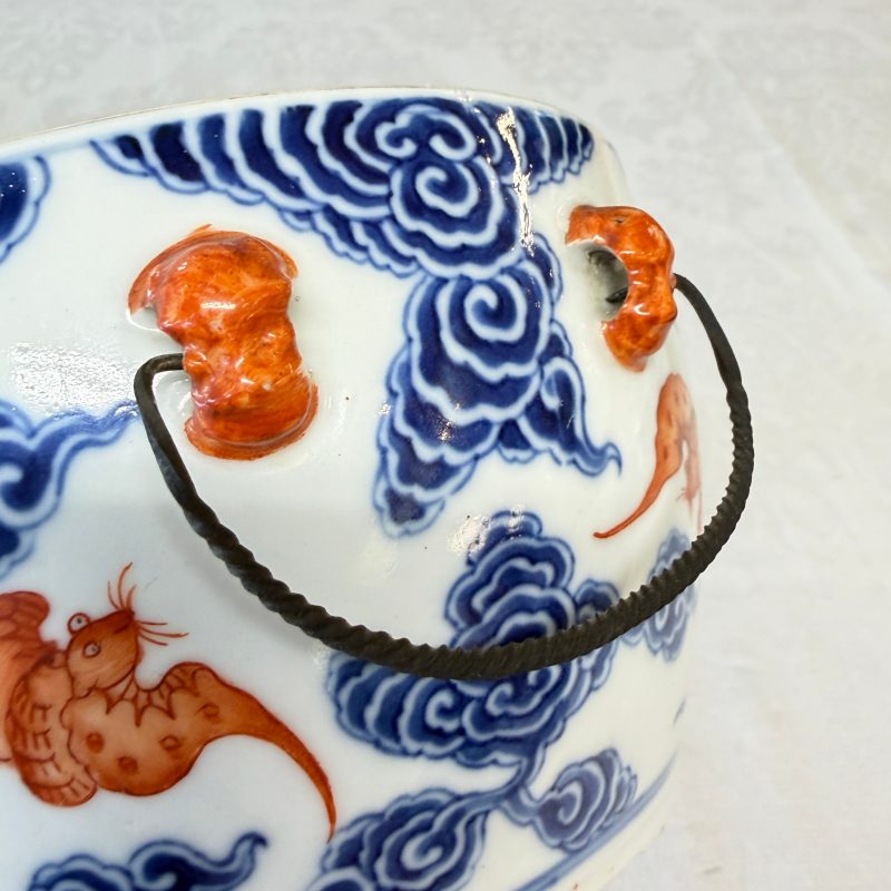 洪福齊天 | A pair of Chinese blue, white and iron-red 'Hong Fu Qi Tian 洪福齊天' warming bowls and covers - 图23