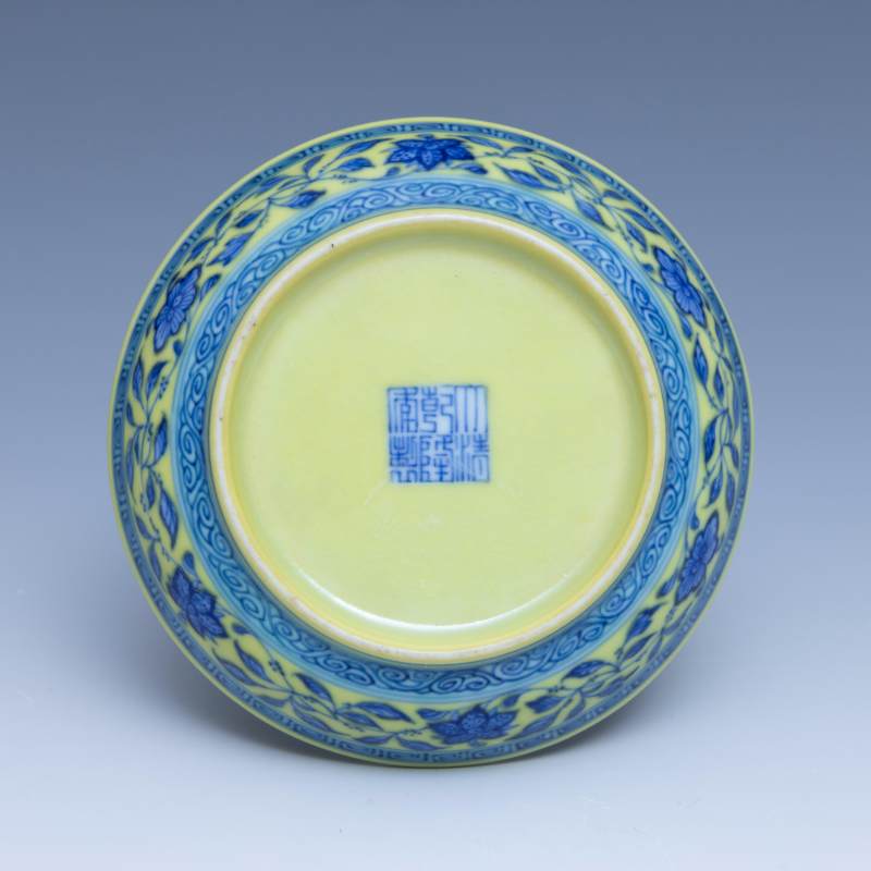 A pair of Ming-style yellow-ground blue and white saucers, Qianlong mark and of the period (1736-1795) - 图6