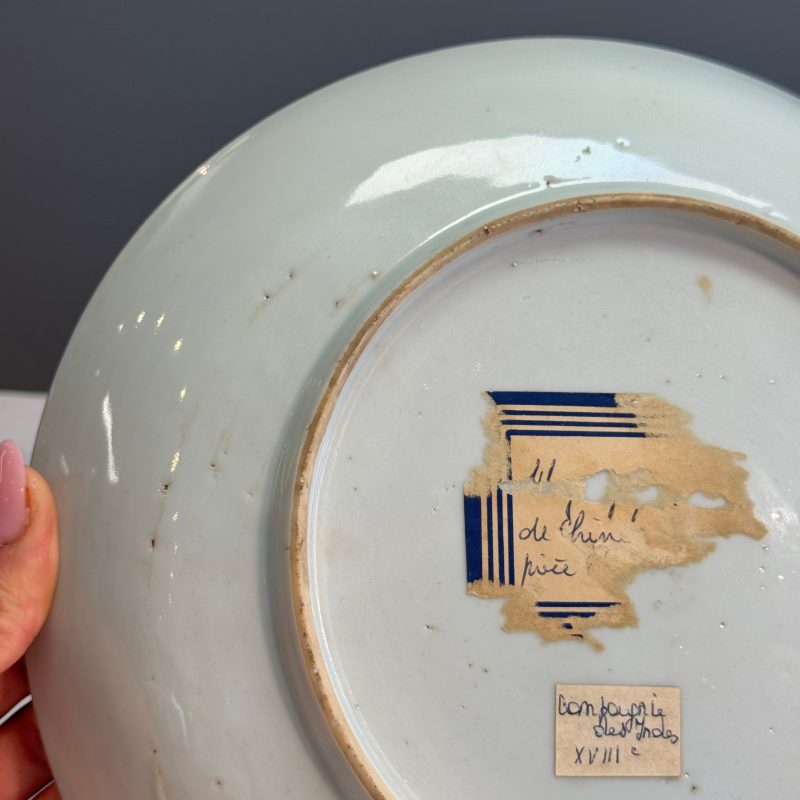 A Chinese famille rose armorial dish with the arms of Goos de Ghyseghem, Vecquemans and Golbeau for the Belgian market - 图13