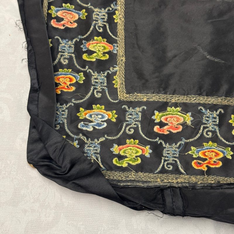 萬壽 | A Chinese yellow-ground silk and gold-thread embroidered 'Wan Shou 萬壽' panel - 图18