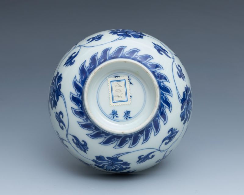 A pair of blue and white 'lotus scroll' bowls, Kangxi mark and of the period (1662-1722) - 图8
