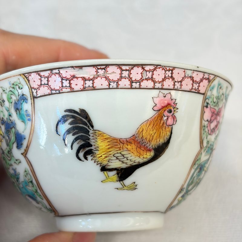 A pair of fine Chinese famille rose 'Rooster' tea bowls and saucers - 图44