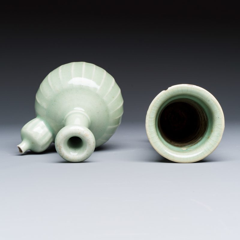 Two Chinese blue and white bowls, a plate, a celadon kendi and a vase - 图14