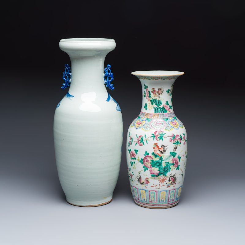 A Chinese blue and white 'Riverscape' vase and a famille rose 'Rooster' vase - 图3