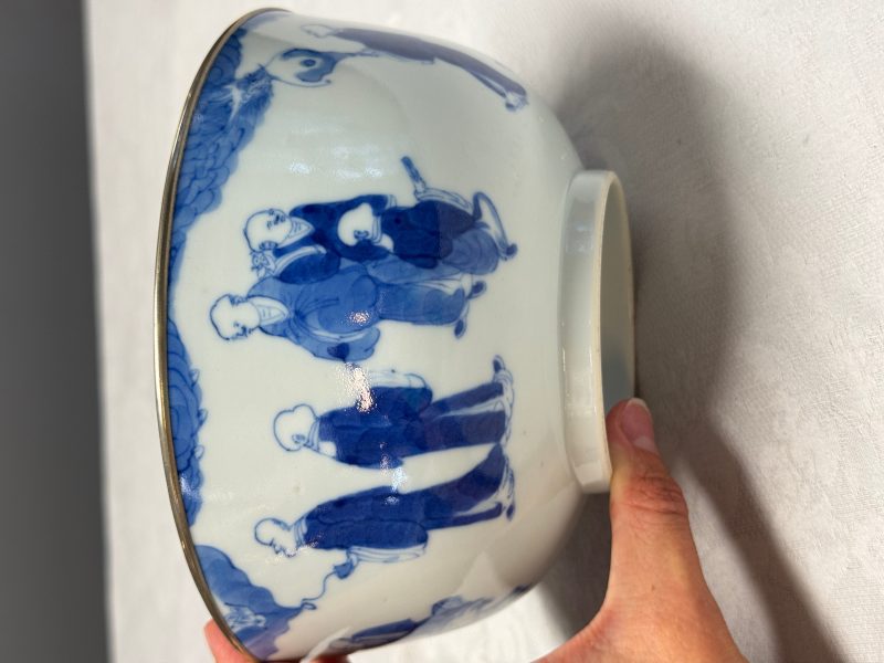 A Chinese blue and white 'Bleu de Hue' bowl with eighteen luohan - 图9