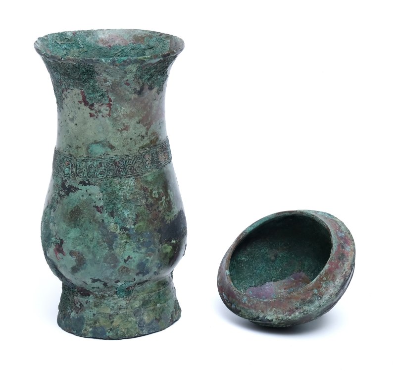 An archaic inscribed bronze lidded ritual wine vessel, Zhi - 图5