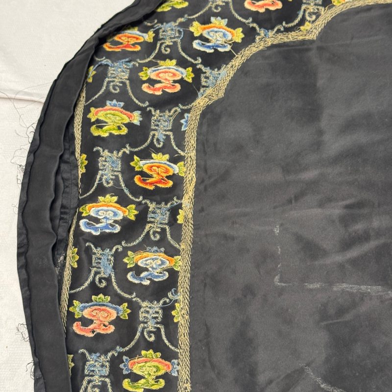 萬壽 | A Chinese yellow-ground silk and gold-thread embroidered 'Wan Shou 萬壽' panel - 图17