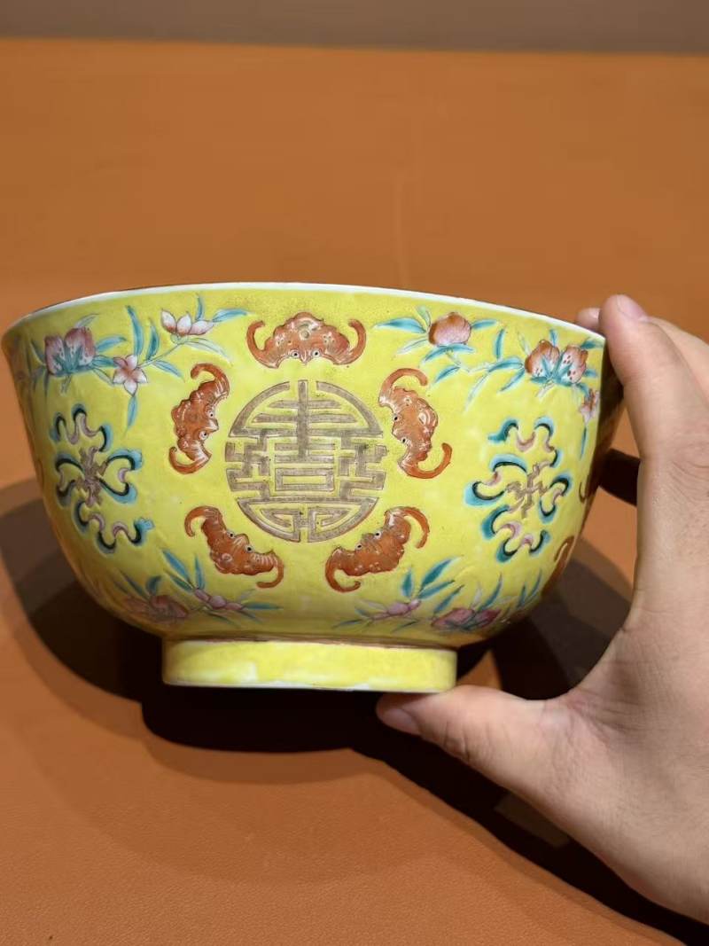 清光绪 黄地粉彩万带云五蝠捧寿图大碗 - 图5