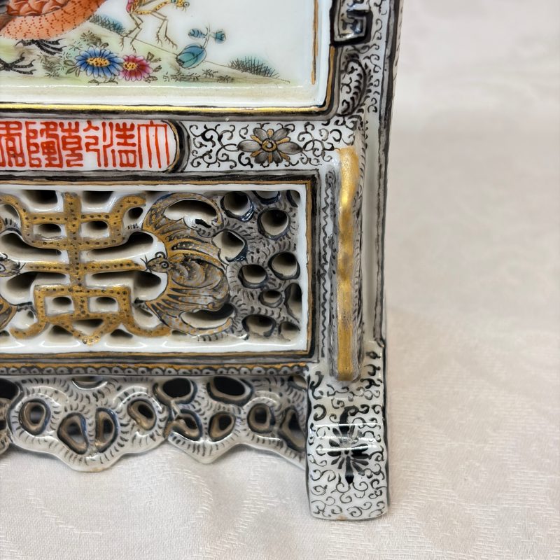 A fine Chinese gilt-grisaille and famille rose table screen - 图15