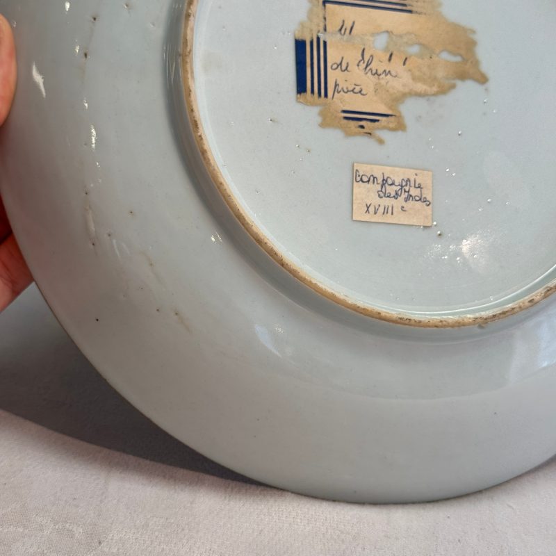 A Chinese famille rose armorial dish with the arms of Goos de Ghyseghem, Vecquemans and Golbeau for the Belgian market - 图12