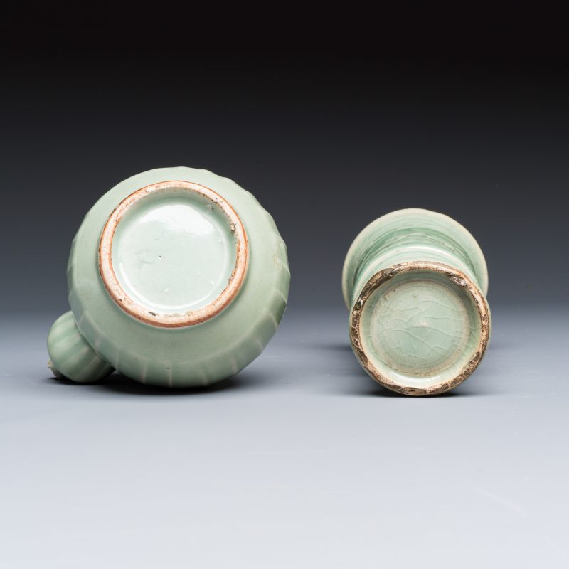 Two Chinese blue and white bowls, a plate, a celadon kendi and a vase - 图15