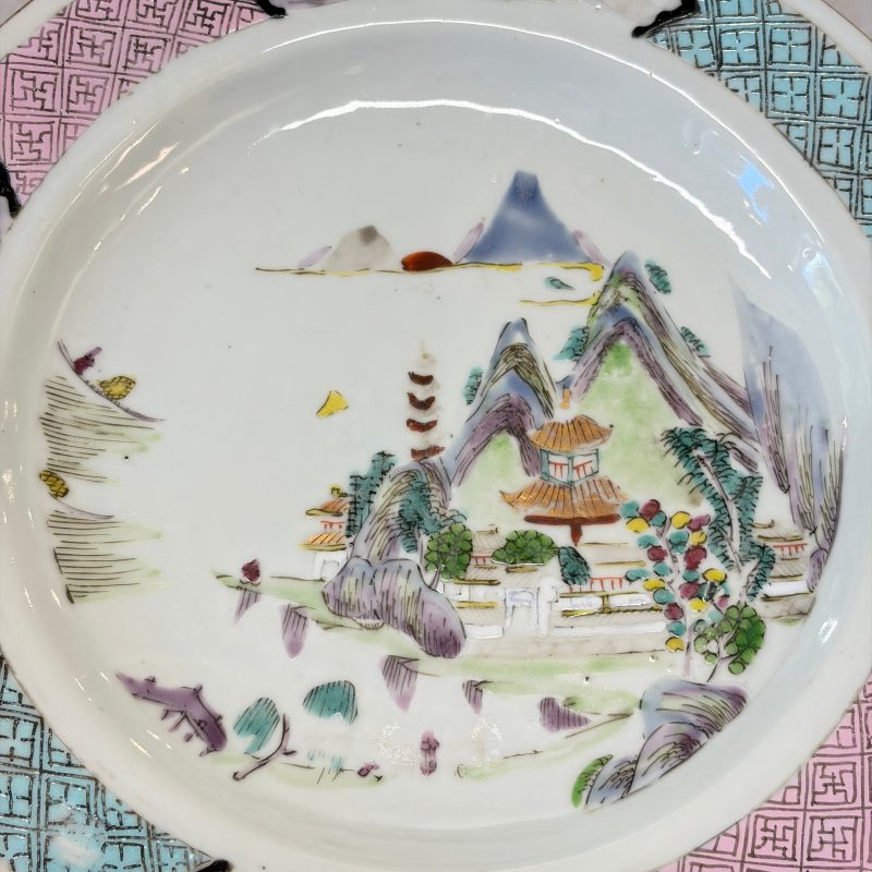 A collection of 13 Chinese famille rose 'Landscape' plates and dishes - 图74